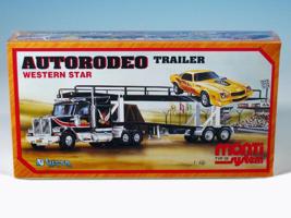 Építőkészlet Monti 39 Autorodeo trailer Western star 1:48